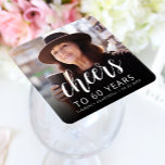 Posavasos Cuadrado De Papel Foto de la fiesta de cumpleaños número 60. Guión b<br><div class="desc">Esta montaña rusa de papel de 60 años personalizado presenta la foto personalizada, nombre y cumpleaños del invitado de honor, junto con la palabra "Cheers" en elegante guión de caligrafía blanca. Una pantalla oscura ayuda a hacer que el texto aparezca. ¡Una gran manera de celebrar a alguien que cumple sesenta...</div>
