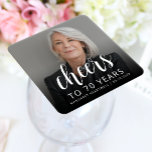 Posavasos Cuadrado De Papel Foto de la fiesta de cumpleaños número 70 anima gu<br><div class="desc">Esta montaña rusa de papel de 70 años personalizado presenta la foto personalizada, nombre y cumpleaños del invitado de honor, junto con la palabra "Cheers" en elegante guión de caligrafía blanca. Una pantalla oscura ayuda a hacer que el texto aparezca. ¡Una gran manera de celebrar a alguien que cumple setenta...</div>