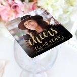 Posavasos Cuadrado De Papel Fotomontaje de la Fiesta del 60 Aniversario<br><div class="desc">Esta montaña rusa de papel de 60 años personalizado presenta la foto personalizada, nombre y cumpleaños del invitado de honor, junto con la palabra "Saludos" en un elegante guión de caligrafía de color dorado. Una pantalla oscura ayuda a hacer que el texto aparezca. ¡Una gran manera de celebrar a alguien...</div>