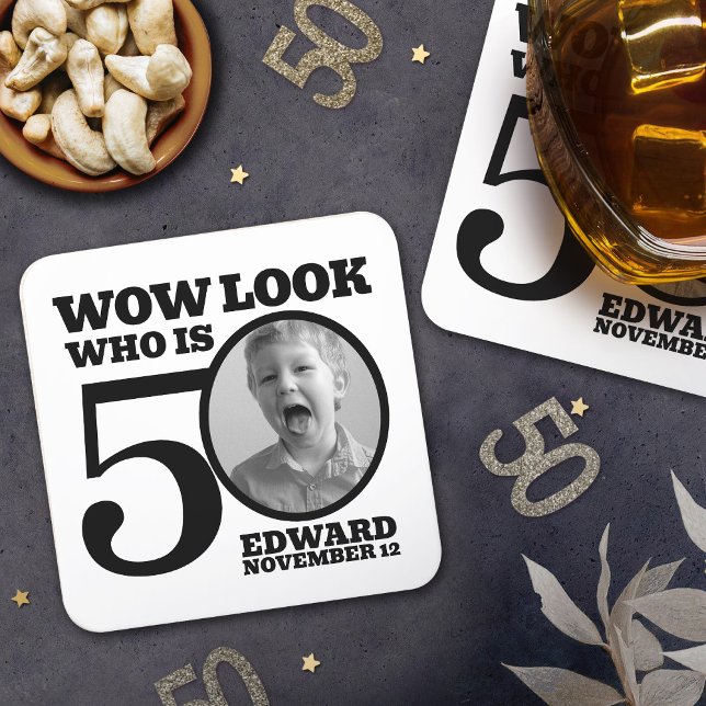 Posavasos Cuadrado De Papel Fotos de 50 años en blanco y negro, quién es (Subido por el creador)