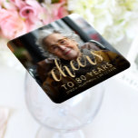 Posavasos Cuadrado De Papel Fotos de la 80° Fiesta de Cumpleaños<br><div class="desc">Esta montaña rusa de papel de personalizado para el 80 cumpleaños presenta la foto personalizada, nombre y cumpleaños del invitado de honor, junto con la palabra "Saludos" en un elegante guión de caligrafía de color dorado. Una pantalla oscura ayuda a hacer que el texto aparezca. ¡Una gran manera de celebrar...</div>