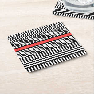 POSAVASOS CUADRADO DE PAPEL FRAGMENTOS DE COLOR BLANCO NEGRO + BANDA ROJA
