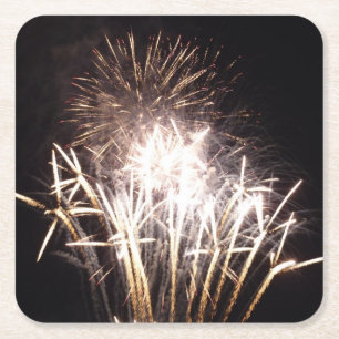 Posavasos Cuadrado De Papel Fuegos artificiales blancos y dorados en celebraci