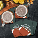 Posavasos Cuadrado De Papel Fútbol americano oscuro verde<br><div class="desc">Las galaxias de papel de personalizable muestran un fútbol americano en verde oscuro y las palabras "¡Es el Día del Juego!" junto con tu apellido. MÁS colores y elementos coincidentes en nuestra tienda.</div>