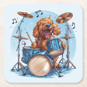 Posavasos Cuadrado De Papel Goldendoodle tocando la batería