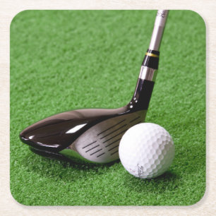 Posavasos Cuadrado De Papel Golf Club y Golf Ball en el Green