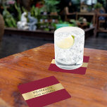 Posavasos Cuadrado De Papel Guión de cumpleaños del nombre de oro de Borgoña<br><div class="desc">Un fondo burdeos clásico,  decorado con una cinta dorada falsa. Perfecto para los fiestas adultos,  estas galerías pueden personalizarse con un nombre y una edad,  lo que las hace funcionales y decorativas. Proteja sus superficies mientras impresiona a sus invitados con este accesorio fiesta audaz y personalizado.</div>