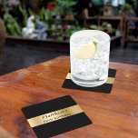 Posavasos Cuadrado De Papel Guión de nombre de oro negro<br><div class="desc">Fondo negro,  decorado con una cinta de imitación dorada. Perfecto para los fiestas adultos,  estas galerías pueden personalizarse con un nombre y una edad,  lo que las hace funcionales y decorativas. Proteja sus superficies mientras impresiona a sus invitados con este accesorio fiesta audaz y personalizado.</div>