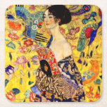 Posavasos Cuadrado De Papel Gustav Klimt Lady con ventilador<br><div class="desc">Astras de papel con pintura al óleo de Gustav Klimt Lady con ventilador (1918). Una mujer con un kimono azul sostiene un ventilador rojo contra un colorido fondo amarillo de flores y pavos reales. Un gran regalo para los amantes del arte japonés y europeo.</div>