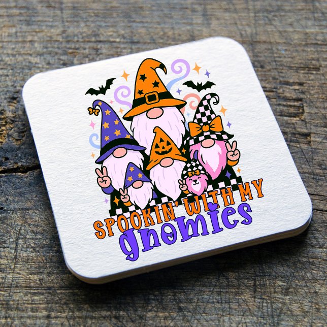 Posavasos Cuadrado De Papel Hablando con mis genomas: Amigos retro de Hallowee (Get festive with spookin' with my gnomies — a Halloween friends design full of humor and charm.)