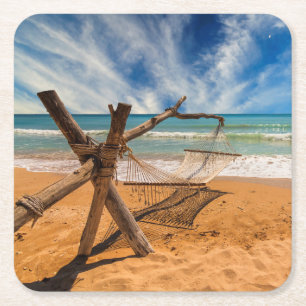 Posavasos Cuadrado De Papel Hamaca en un complejo playero tropical