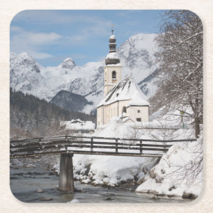 Posavasos Cuadrado De Papel Iglesia en la nieve con los Alpes en invierno