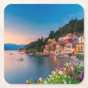 Posavasos Cuadrado De Papel Línea costera   Varenna, Lombardía, Italia