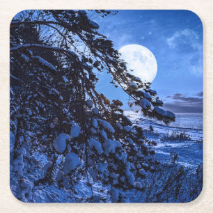 Posavasos Cuadrado De Papel Luna sobre un árbol de abetos nevado y costa marin