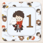 Posavasos Cuadrado De Papel Magical HARRY POTTER™ y Hogwarts Cumpleaños<br><div class="desc">¡Celebra un primer cumpleaños mágico con esta encantadora montaña de papel con la temática Harry Potter! Diseñada específicamente para el primer hito de un bebé, esta montaña cuadrada cuenta con un encantador ilustracion de chichí de Harry Potter, con sus gafas icónicas y la bufanda Gryffindor, sosteniendo su leal búho nevado,...</div>