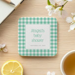 Posavasos Cuadrado De Papel Mint Green Gingham Check Rustic Baby Shower<br><div class="desc">Un patrón clásico de chequeo de gingham verde a la menta enmarca un rectángulo blanco con esquinas redondeadas y un delgado borde verde a la menta, con el nombre de la futura madre y las palabras "ducha de bebé" en una encantadora tipografía verde a la menta. Agregue la fecha siguiente...</div>