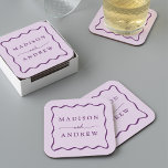 Posavasos Cuadrado De Papel Moderno Boda de marco ondulado morado<br><div class="desc">Añada un toque elegante a su recepción de bodas, cena de ensayo, fiesta de compromiso o ducha de bodas con estos modernos recubrimientos de papel de marco ondulado púrpura. Las cataratas retro boda muestran los nombres de la pareja en negrita con letras violetas rodeadas de un borde violeta que contrasta...</div>