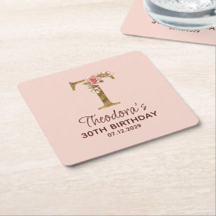 Posavasos Cuadrado De Papel Monograma de letra T dorada con rosas rosadas