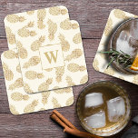 Posavasos Cuadrado De Papel Monograma de piñas de oro en marfil<br><div class="desc">Tu monograma y piñas doradas en los pesados embutidos de papel cuadrado de marfil son un complemento fabuloso de tu decoración casera para mostrarte en las mesas bajas y en las bandejas otomanas,  y para regalar como regalo. Artículos coincidentes en nuestra tienda.</div>