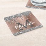 Posavasos Cuadrado De Papel Monograma Rosa Dorado con Goteo de Purpurina Plate<br><div class="desc">Estiloso, femenino posavasos de papel con nombre personalizado y monograma con brillo plateado. Este diseño presenta gotas brillantes de purpurina gris plateada sobre un fondo de metal cepillado rosa con la inicial del monograma personalizado y una plantilla de texto con el nombre. Regalo femenino perfecto para novia, hermana, madre, cumpleaños,...</div>