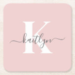 Posavasos Cuadrado De Papel Monogramado el nombre inicial de color gris rosado<br><div class="desc">Estos elegantes y sencillos embutidos de papel cuadrado rosa rosa con tu nombre en un tipo de letra de guión de moda en gris y tu primera inicial en un moderno tipo de letra en blanco son perfectos para mantener tus mesas y mostradores libres de anillos de agua. Absorben gotitas...</div>