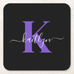 Posavasos Cuadrado De Papel Monogramo de papel con nombre inicial morado negro<br><div class="desc">Estos elegantes y sencillos empaques de papel cuadrado negro con tu nombre en un tipo de letra de guión a la moda en blanco tecleado sobre tu primera línea en un moderno tipo de letra de tope en color morado son perfectos para mantener tus mesas y mostradores libres de anillos...</div>