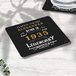 Posavasos Cuadrado De Papel Nacido en 1935 en el 90º cumpleaños, negro vintage<br><div class="desc">Un diseño de montaña de papel clásico personalizado para esa celebración de cumpleaños para alguien nacido en 1935 y 90 años. Añada el nombre a este diseño retro vintage de color negro, blanco y dorado para un regalo de cumpleaños 90 personalizado. Edite fácilmente el nombre y el año con la...</div>