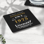 Posavasos Cuadrado De Papel Nacido en el 50º cumpleaños 1975, negro vintage<br><div class="desc">Un diseño de montaña de papel clásico personalizado para esa celebración de cumpleaños para alguien nacido en 1975 y que cumple 50 años. Añada el nombre a este diseño retro vintage de color negro, blanco y dorado para un regalo de 50 años personalizado. Edite fácilmente el nombre y el año...</div>