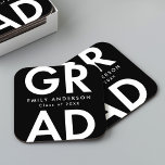 Posavasos Cuadrado De Papel Negro | Firme Graduación<br><div class="desc">Máster de papel para graduación de personalizados con "Grad" en letras blancas en negrita con fondo negro. Personalice los cursos de graduación añadiendo el nombre del graduado y el año de graduación. Los cursos de graduación personalizados son perfectos para fiestas de graduación de la escuela secundaria y universitaria.</div>