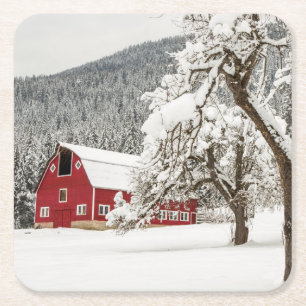 Posavasos Cuadrado De Papel Nieve fresca en granero rojo