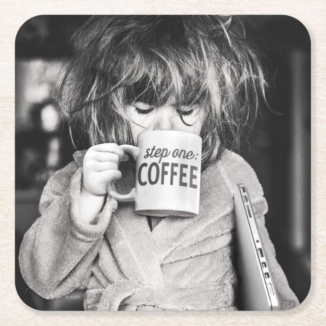 Posavasos Cuadrado De Papel Niña que bebe café (Anverso)