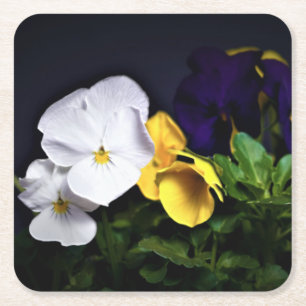 Posavasos Cuadrado De Papel Pansias blancas amarillas y moradas