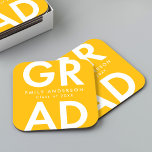 Posavasos Cuadrado De Papel Partido de Grado Amarillo Negrita<br><div class="desc">Máster de papel para graduación de personalizados con "Grad" en letras blancas en negrita con fondo amarillo. Personalice los cursos de graduación añadiendo el nombre del graduado y el año de graduación. Los cursos de graduación personalizados son perfectos para fiestas de graduación de la escuela secundaria y universitaria.</div>