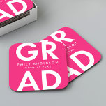 Posavasos Cuadrado De Papel Partido de Graduación Negrita Grad Hot Pink<br><div class="desc">Máster de papel para graduación de personalizados con "Grad" en letras blancas en negrita con fondo rosado caliente. Personalice los cursos de graduación añadiendo el nombre del graduado y el año de graduación. Los cursos de graduación personalizados son perfectos para fiestas de graduación de la escuela secundaria y universitaria.</div>