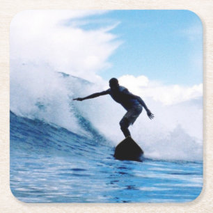 Posavasos Cuadrado De Papel Persona que practica surf silueteada