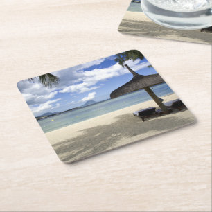 Posavasos Cuadrado De Papel Playa de arena blanca y paraguas