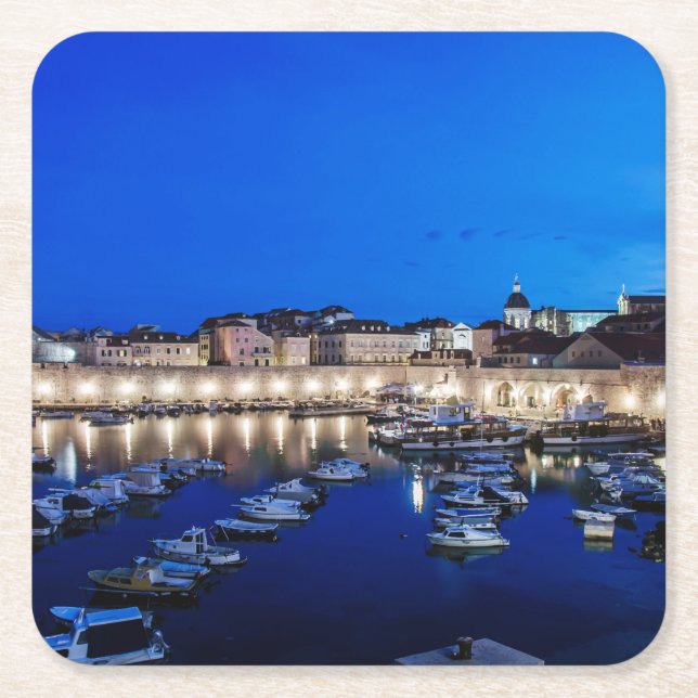 Posavasos Cuadrado De Papel Puerto y paredes de Dubrovnik iluminados por la no (Anverso)