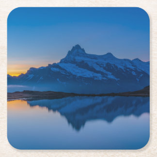 Posavasos Cuadrado De Papel Reflejo de agua al atardecer en la montaña azul