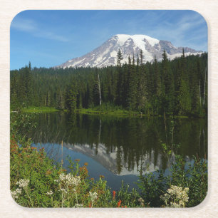 Posavasos Cuadrado De Papel Reflejo del lago del Monte Rainier con flores silv