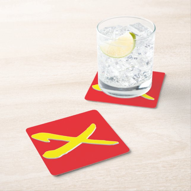 Posavasos Cuadrado De Papel Rojo con un patrón de cruz amarillo brillante (In situ)