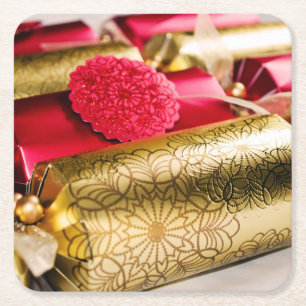 Posavasos Cuadrado De Papel Rojo y galletas del navidad del oro