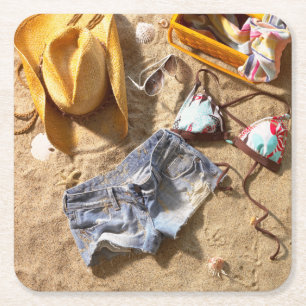 Posavasos Cuadrado De Papel Ropa dejada detrás en la playa
