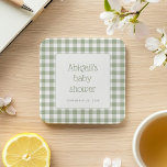 Posavasos Cuadrado De Papel Sage Green Gingham Check Rustic Baby Shower<br><div class="desc">Un patrón clásico de chequeo de gingham verde sabio enmarca un rectángulo blanco con esquinas redondeadas y un delgado borde verde sabio, con el nombre de la futura madre y las palabras "ducha de bebé" en una encantadora tipografía verde salada. Agregue la fecha siguiente en el tipo de letra gris...</div>