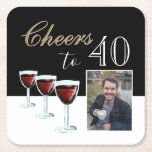 Posavasos Cuadrado De Papel Saludos a 40 Red Wine Glass Photo 40th Birthday<br><div class="desc">Saludos a la escoria de papel de 40 Vino Rojo,  foto de 40 años,  Fiesta. Tres vasos de vino tinto,  tipografía de moda en tonos blancos y dorados y fondo negro. Personalice las galletitas con su foto y el número de edad.</div>