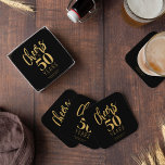 Posavasos Cuadrado De Papel Saludos a la fiesta de cumpleaños de 50 años de pe<br><div class="desc">Moderno guión de tipografía audaz dorada vitorea a 50 años de fiesta de cumpleaños texto copas de bebidas negras personalizadas. Cualquier fiesta de cumpleaños de un hito de edad proporciona y gracias a los favores.</div>