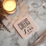 Posavasos Cuadrado De Papel Saludos para amar a Boda negro y rosa de Rubor<br><div class="desc">En la recepción de bodas,  las tipografías negras están decoradas con "Cheers to Love". Se puede modificar el color de fondo rosado de color de color de color rosa de color rosa de color negro para que se coordine con otros colores bodas.</div>