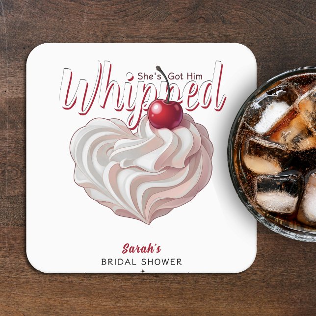 Posavasos Cuadrado De Papel Tiene al novio bajo su zapato Desayuno nupcial de  (She's Got Him Whipped Cream Cherry Bridal Shower Square Paper Coaster
)