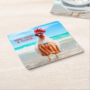 Posavasos Cuadrado De Papel Tipo Chillin del gallo en la playa en troncos de