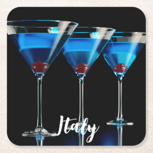 Posavasos Cuadrado De Papel Tres cócteles azules con cereza en negro