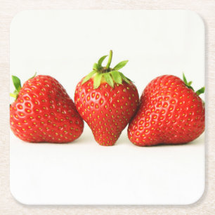 Posavasos Cuadrado De Papel Tres fresas sobre el coasterco blanco